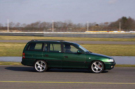 Alle kan være med til Trackdayklubbens arrangementer uanset bil og erfaring. Deltagerne bliver inddelt i grupper efter rutine og får hver gang grund instruktion.